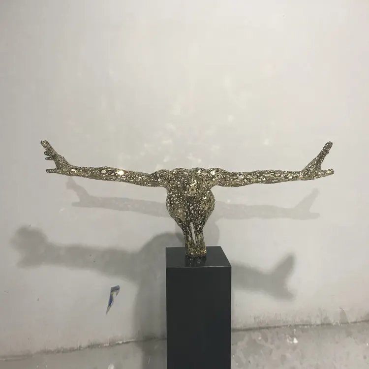 Color oro inglés cercanas hombre moderno abstracto escultura de acero inoxidable