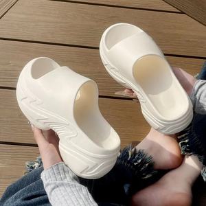 2025 nuevas sandalias de plataforma con punta cerrada para mujer, chanclas de EVA antideslizantes con aumento de altura de 5CM, zapatillas de playa para el hogar, Chanclas de suela gruesa - Product Image 2