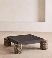 Table basse carrée sur mesure avec plateau en bois foncé, pieds cylindriques en pierre naturelle brute, style rustique Wabi Sabi, table de salon
