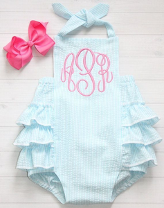 Оптовая продажа детской одежды: летние комбинезоны из сирсакера, ромперы для новорожденных с монограммой и оборками, комплекты ромперов для малышей - Product Image 4