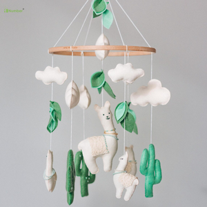 Se vende preciosa cuna de peluche de fieltro hecha a mano, color personalizado, móvil con anillo de madera - Product Image 1