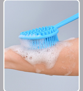 Mamá, con él, no me tengo que preguntarle a nadie más. Cepillo de baño de silicona con mango largo para frotarse la espalda, ideal para refrescarse. - Product Image 5