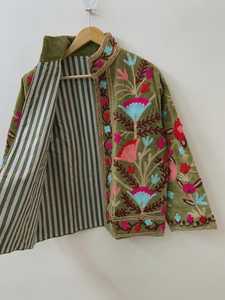 เสื้อคลุมกำมะหยี่หรูหราแบบสั้น ปักลายซูซานี ทำมือ ระบายอากาศได้ดี บุด้วยผ้าฝ้ายทอ ผู้ผลิต OEM ส่งออกจากอินเดีย - Product Image 2
