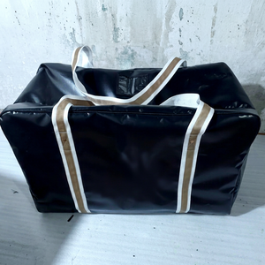Sac de voyage imperméable en bâche noire et blanche grande capacité avec fermeture éclair pour le sport, le rangement et poignées réglables - Product Image 1