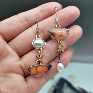 Orecchini Pendenti Asimmetrici con Pietra Verde e Perla, Gioielli Artistici Creativi alla Moda per Donne - Product Image 3