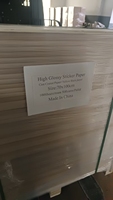 Papier autocollant blanc brillant personnalisé en Chine, colle à base d'eau, papier autocollant auto-adhésif pour étiquettes d'emballage