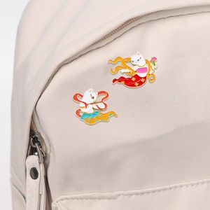 เข็มกลัดการ์ตูนแมวนางฟ้าบินได้แบบส่วนตัว พร้อมสัตว์เล็กๆ สีสันสดใส ของที่ระลึกสถานที่ท่องเที่ยวสวยงาม ทำจากโลหะผสม - Product Image 3