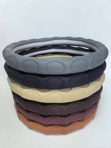 Housse de volant de voiture en cuir perforé antidérapant de haute qualité, nouvelle, en gros, pour Hiace avec protection et décoration - Product Image 2