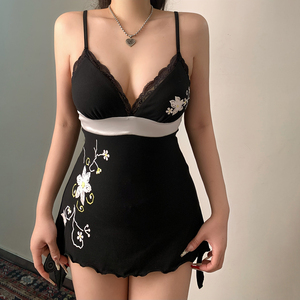 Débardeur asymétrique noir pour femme avec broderie florale et dentelle, col en V, style vintage Y2K, bordure à volants - Product Image 4