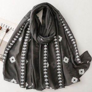 Écharpe brodée élégante de style ethnique, écharpe en gaze de style chinois/écharpe en soie, châle chaud et polyvalent, idéal pour les voyages dans le désert - Product Image 3