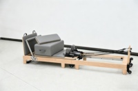 Lit de Pilates pliable en bois de chêne massif, portable, pour studio à domicile, logo personnalisé OEM disponible