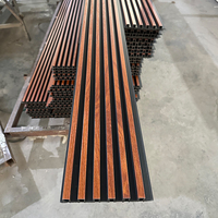 Panneau mural WPC texturé imperméable avec grain de bois 3D en polystyrène bois-plastique pour la décoration de bâtiments dans les hôtels et les bureaux