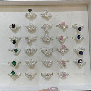 Bagues de mariage tendance en argent plaqué pour femmes, motif fleur en zircon, principalement en laiton, vente en gros usine JXX - Product Image 1