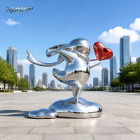 Sculpture d'art métallique en acier inoxydable poli miroir, représentant un lapin de dessin animé tenant un ballon cœur rouge, pour monument de place publique, fabrication sur mesure