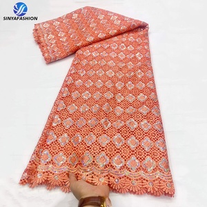 Tissu en dentelle guipure africaine Sinya avec sequins, broderie de haute qualité, 5 yards, tissu en dentelle <span class=keywords><strong>soluble</strong></span> dans l'eau de luxe pour robe femme - Product Image 4
