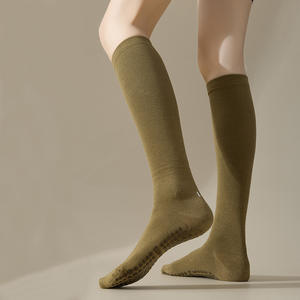 Acogedoras medias navideñas de punto por encima de la rodilla para mujer Compresión transpirable con patrones lindos Regalos de invierno a granel al por mayor - Product Image 5