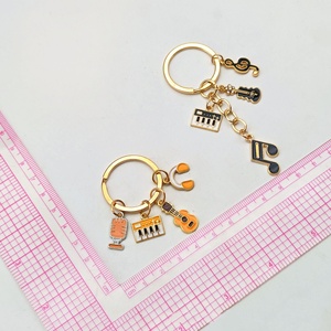 พวงกุญแจโลหะรูปกีตาร์สุดฮิต ดีไซน์เก๋ แฟชั่นสำหรับคนรักดนตรี ใช้ตกแต่งกระเป๋าได้ - Product Image 2