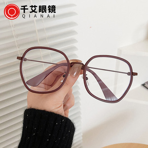 Gafas Ópticas Qianai con Montura Cuadrada Irregular, Lentes Anchas con Protección UV y Anti Luz Azul para Mujer, Modelo P1 7150 - Product Image 4