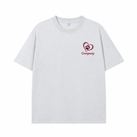 T-shirt personnalisé brodé avec empreinte de patte en forme de cœur, design minimaliste et texte personnalisé pour cadeau d'amoureux des animaux