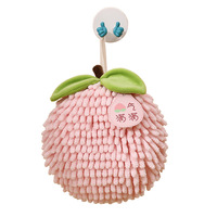 Cadeau festif et créatif sur le thème des fruits avec un motif flocon de neige comme décoration pour serviette de toilette