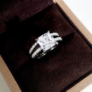 Set di anelli in due pezzi con zirconi quadrati scintillanti con taglio Princess per gioielli eleganti da donna - Product Image 5