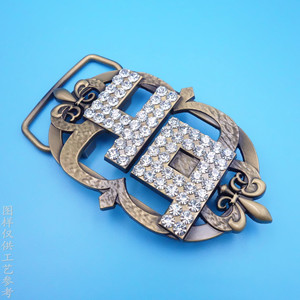 Hebilla de cinturón metálica vintage con patrón de letras en bronce y diamantes de imitación para hombre, estilo deportivo - Product Image 3