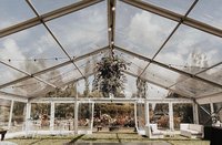 Tente de chapiteau de luxe de 6m/8m/9m/10m de largeur Structure en PVC étanche avec cadre en alliage d'aluminium pour réceptions de mariage fêtes événements