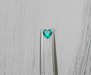 Esmeralda Colombiana en Forma de Corazón, Gema Natural de 4mm para Colección, Regalo, Joyería y Manualidades - Product Image 1