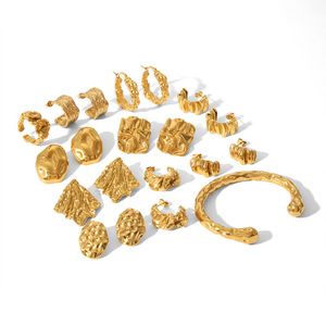 Boucles d'oreilles clous géométriques plissées en acier inoxydable plaqué or 18 carats, style européen et américain, design pli effet lave - Product Image 5