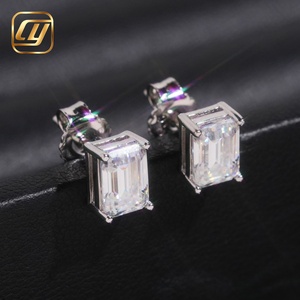 Boucles d'oreilles clous en moissanite taille émeraude, argent 925 plaqué rhodium, sertissage griffe, bijoux géométriques classiques pour femme - Product Image 1