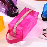 Sac cosmétique en PVC rose vif avec logo personnalisé, nouveau design tendance, style simple, sac de voyage pour femmes, sac cosmétique à fermeture éclair pour cadeau