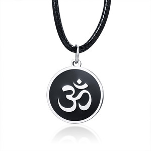 Collana con simbolo Om in acciaio inossidabile per uomo collana con ciondolo a disco rotondo Om in pelle nera con catena a corda smaltata induismo indù - Product Image 1