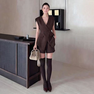 Ensemble chic 2 pièces pour femme : haut sans manches et short, alliant élégance professionnelle et confort décontracté pour une polyvalence optimale - Product Image 3