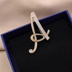 Broche de Letra de Moda con Diseño de Alfabeto de Aleación y Diamantes de Imitación, Ideal para Regalo de Compromiso, Boda o Fiesta, Venta al por Mayor Directa de Fábrica - Product Image 6