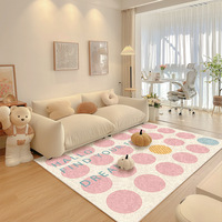 Cremefarbener Teppich für Wohnzimmer, Minimalistische Atmosphäre für Schlafzimmer, Luxuriöses und Hochwertiges Sofa, Couchtisch und Decke
