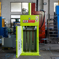 Presse à balles semi-automatique XTPACK pour le recyclage du papier, du carton et des films plastiques