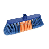 Vente en gros de balais modernes en PP souple pour animaux de compagnie, couleurs rouge, vert, bleu, jaune, avec manche en bois et poils en nylon, faciles à nettoyer