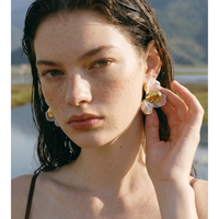 Anting-anting bunga kain XY 5925, berlapis emas, baja tahan karat, tekstur logam, serat poliester, kelopak bunga