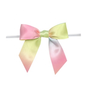 Lazo de Plástico Multicolor con Diseño de Arcoíris, Lazo Pre-atado Decorativo para Cajas de Regalo, Paquetes de Dulces y Decoración de Fiestas - Product Image 3