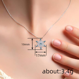 Collana con design a fiocco di neve invernale di Cao Shi, Giappone e Corea, con pendente raffinato da donna, gioielli natalizi alla moda - Product Image 4