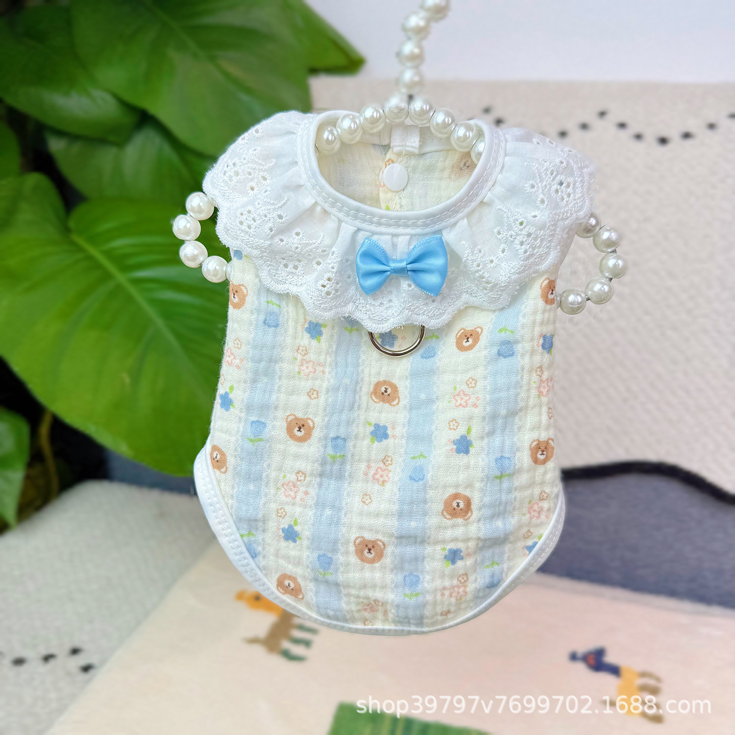 Chaleco de encaje con diseño de oso en azul beige.