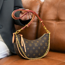 Bolso de Media Luna de Piel Sintética de Lujo, Nuevo Modelo 2026, con Cadena de Alta Calidad, Estampado, Versátil, de Mano, Bandolera, Impermeable - Product Image 3