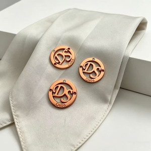 Étiquettes métalliques rondes pour vêtements avec logo DS en relief et bord découpé au laser pour accessoires vestimentaires, étiquette métallique de marque pour hijab. - Product Image 3