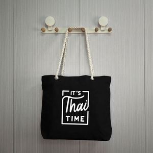 Sac fourre-tout de plage en toile noire surdimensionné personnalisé avec poignée en corde de couleur naturelle et impressions numériques personnalisées, logo - Product Image 1