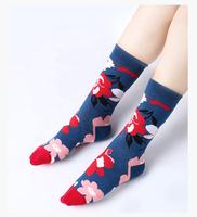 Vente en gros de chaussettes pour femmes en coton respirant floral esthétique fantaisie pour un usage quotidien avec logo sur le corps