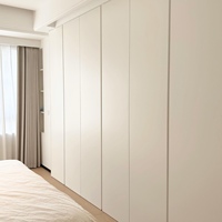 Armoire en bois moderne pour chambre à coucher avec des fonctionnalités extensibles, combinaison de placards pour vêtements