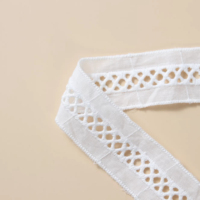 Dentelle décorative blanche brodée en polyester non élastique à motif quadrillé ajouré pour robes – Vente en gros