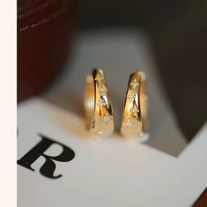 Boucles d'oreilles clous étoile Hoshino en or 18 carats, sertissage à griffes, pour usage quotidien - Product Image 4