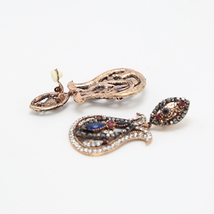 Pendientes de moda con temática vintage Clip de oreja con diamantes de imitación para mujer personalizado listo para enviar - Product Image 5