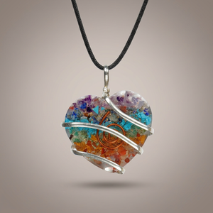 Pendentif en orgonite en forme de cœur sculpté avec cristaux Rozrin, fait main avec fil enroulé, design en pierres multicolores, provenant du Gujarat - Product Image 3